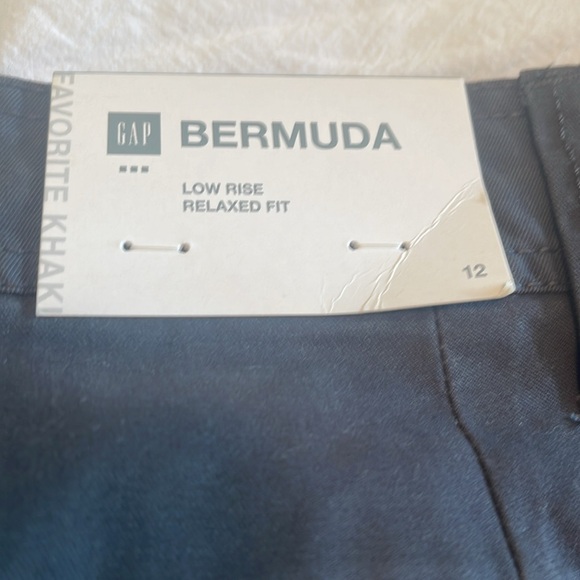 Gap Low Rise Relaxed Fit Bermuda Shorts - Picture 3 of 4